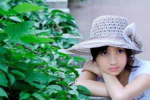 醒图修图软件AI抠图功能界面截图，展示人像主体识别与背景替换操作步骤，字节跳动出品