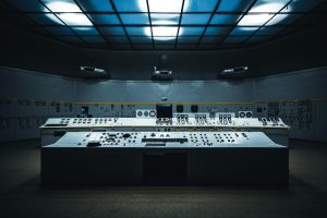 Lightroom Mobile修图软件调色面板截图，显示HSL色相调整与色调曲线工具，专业摄影师常用